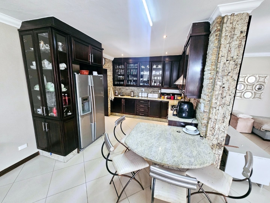 6 Bedroom Property for Sale in Stone Ridge Gauteng