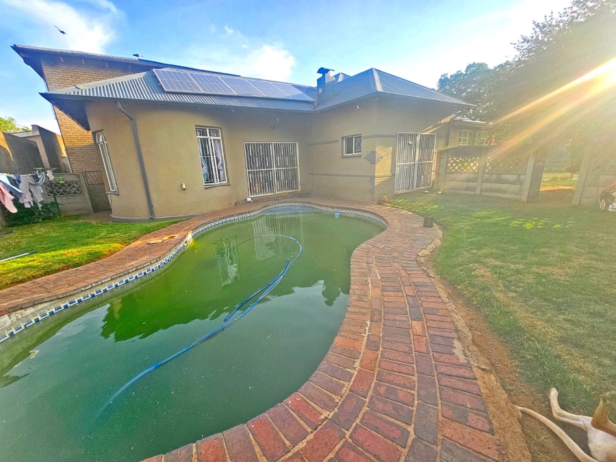 8 Bedroom Property for Sale in Plantation Gauteng