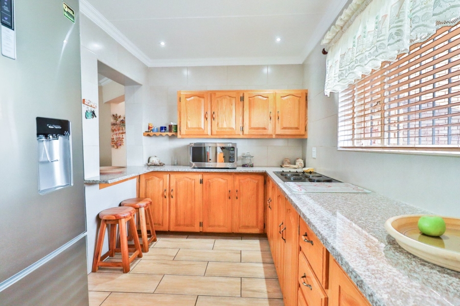 5 Bedroom Property for Sale in Zwartkop Gauteng