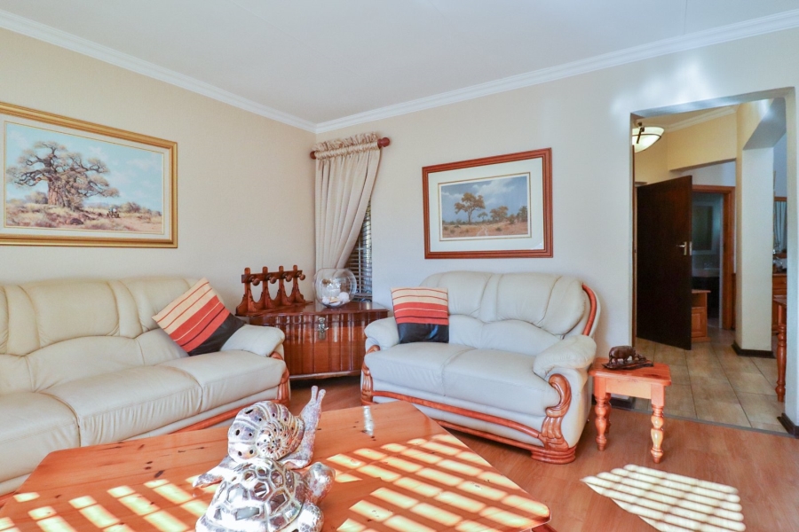 5 Bedroom Property for Sale in Zwartkop Gauteng