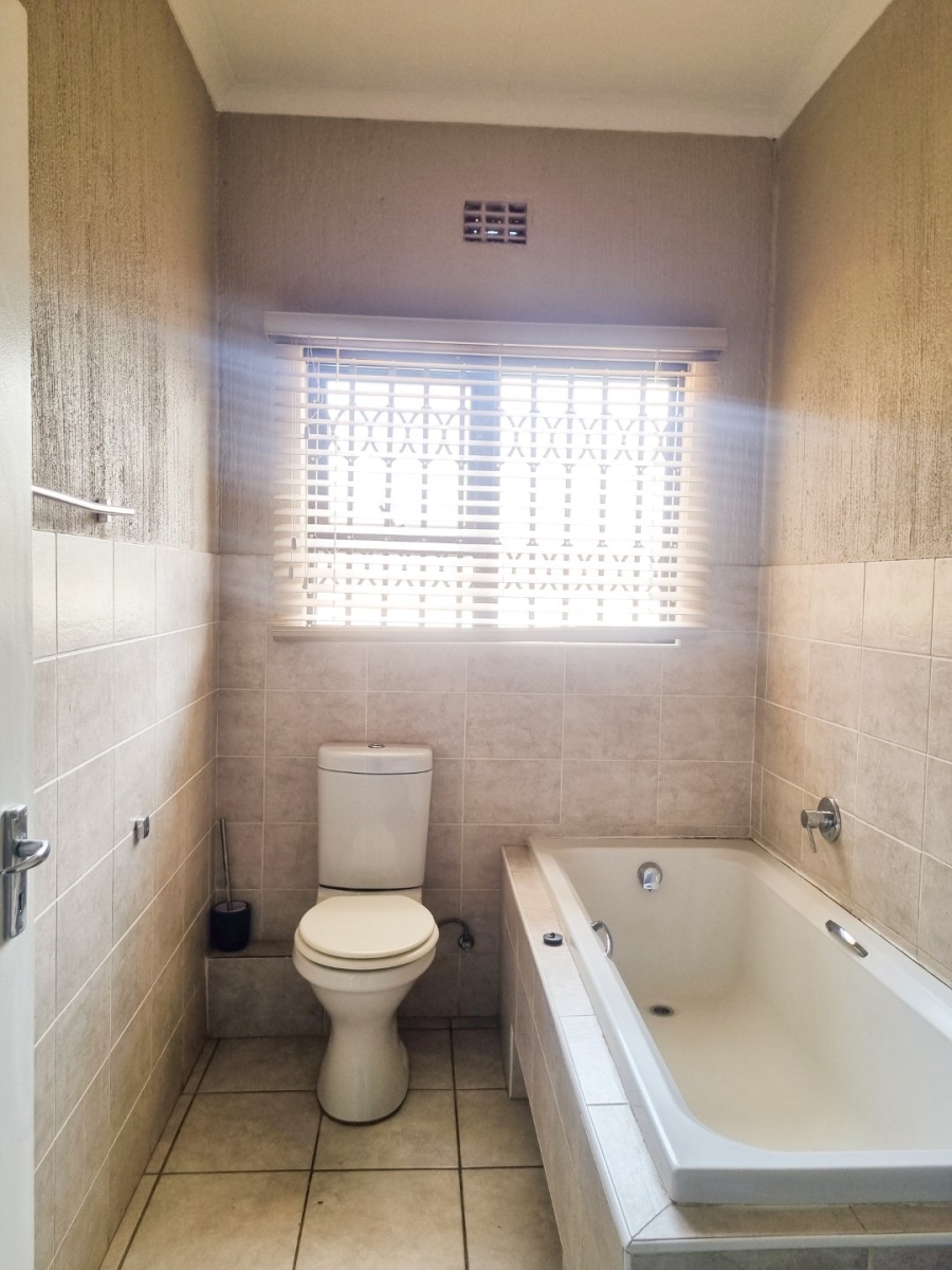 2 Bedroom Property for Sale in Wilgeheuwel Gauteng