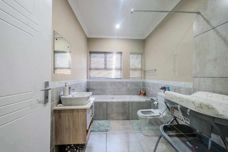 4 Bedroom Property for Sale in Zwavelpoort Gauteng