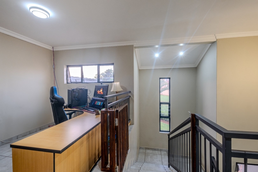 4 Bedroom Property for Sale in Zwavelpoort Gauteng