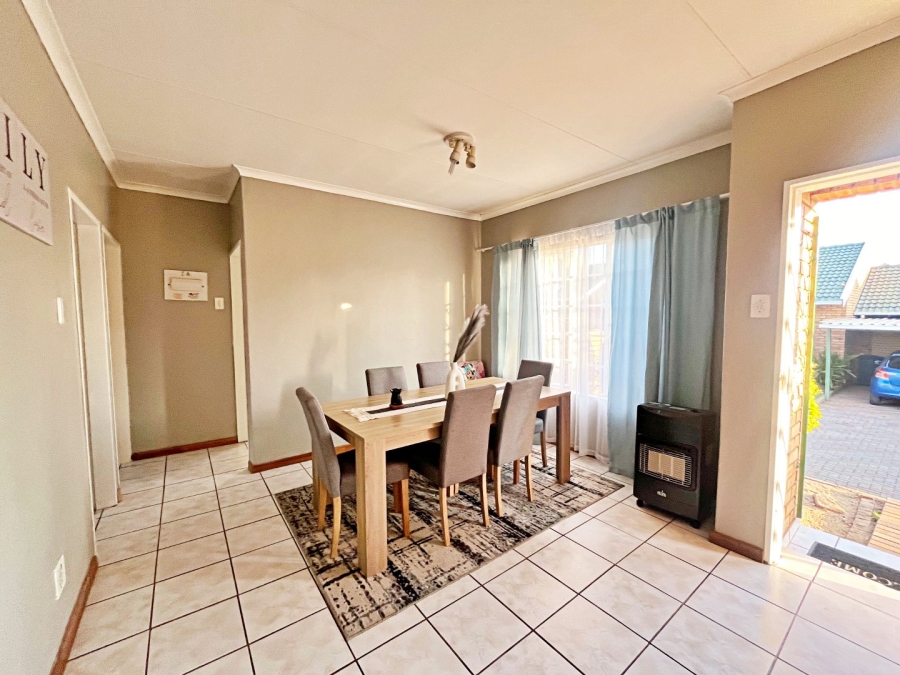 2 Bedroom Property for Sale in Die Hoewes Gauteng