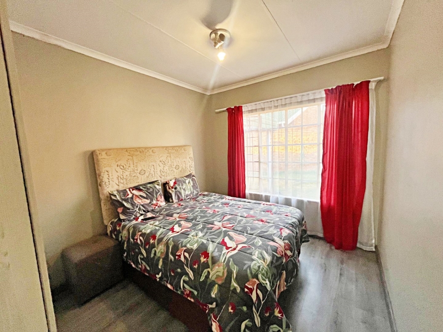 2 Bedroom Property for Sale in Die Hoewes Gauteng