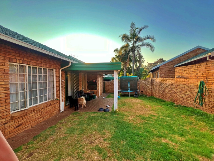 2 Bedroom Property for Sale in Die Hoewes Gauteng