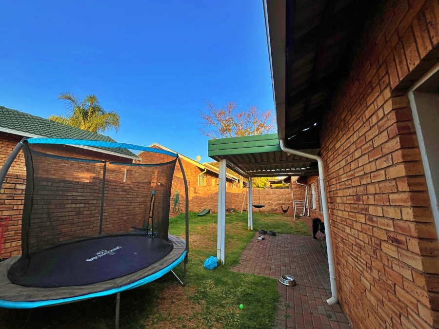 2 Bedroom Property for Sale in Die Hoewes Gauteng