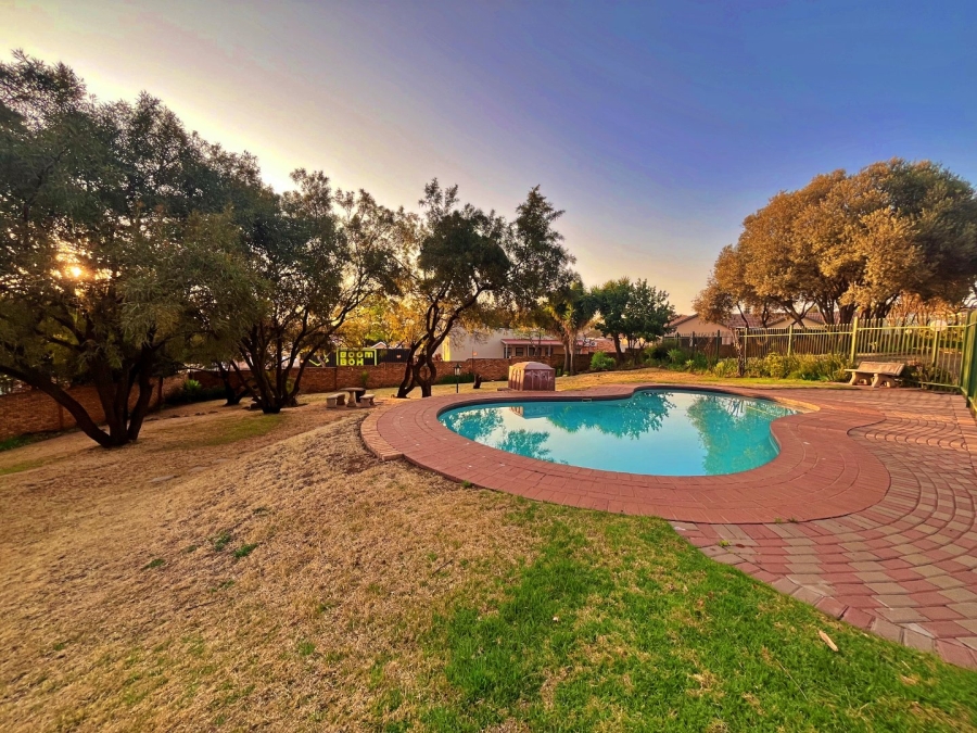 2 Bedroom Property for Sale in Die Hoewes Gauteng