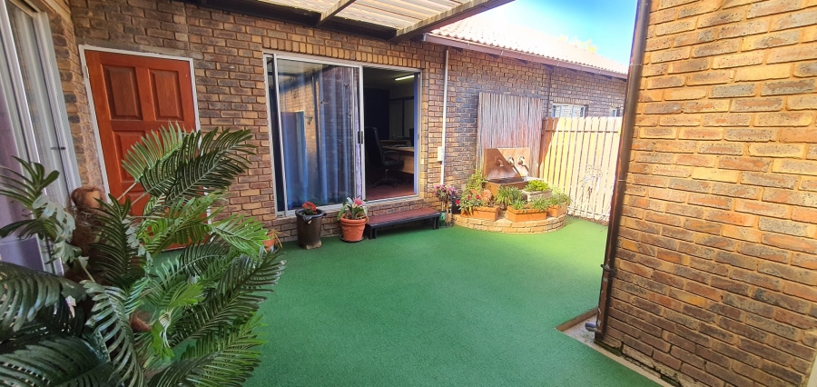 3 Bedroom Property for Sale in Rooihuiskraal Gauteng