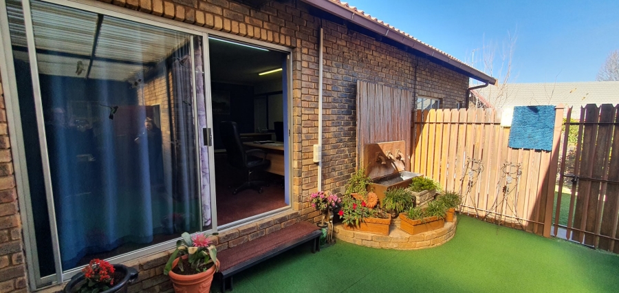 3 Bedroom Property for Sale in Rooihuiskraal Gauteng