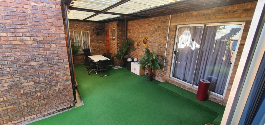 3 Bedroom Property for Sale in Rooihuiskraal Gauteng