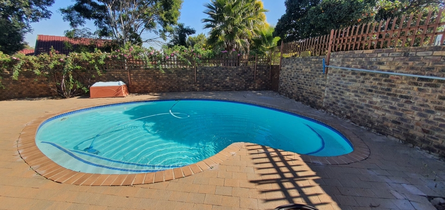 3 Bedroom Property for Sale in Rooihuiskraal Gauteng