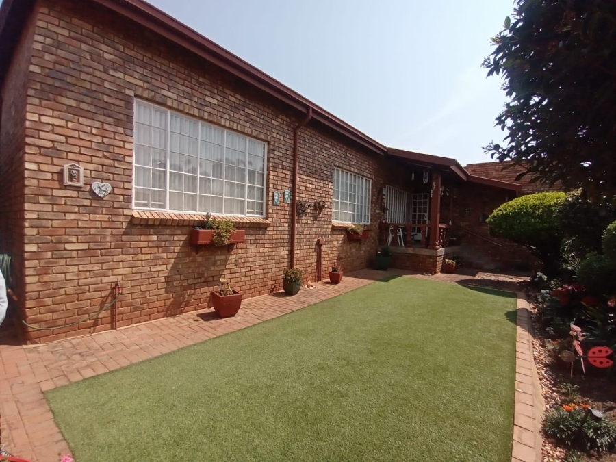 3 Bedroom Property for Sale in Noordheuwel Gauteng