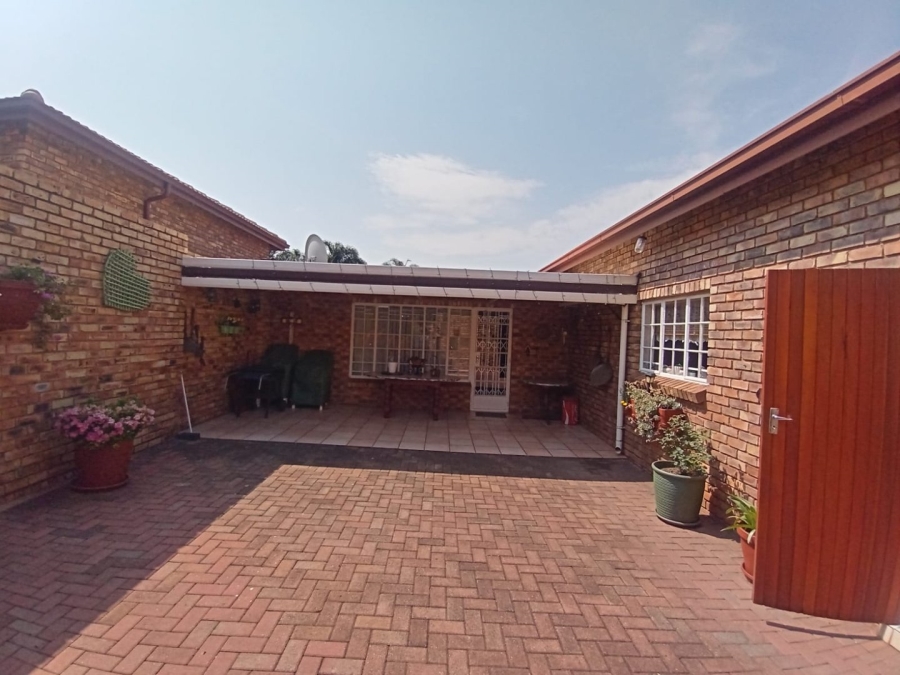 3 Bedroom Property for Sale in Noordheuwel Gauteng