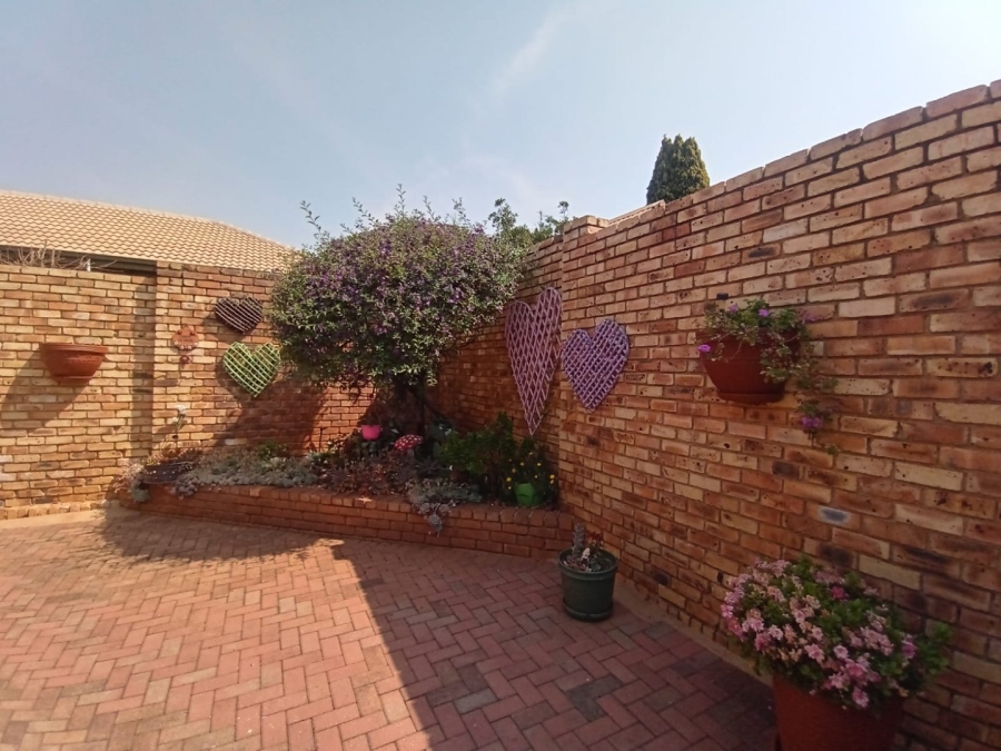 3 Bedroom Property for Sale in Noordheuwel Gauteng