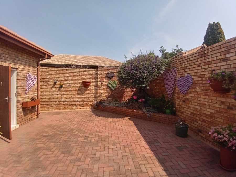 3 Bedroom Property for Sale in Noordheuwel Gauteng