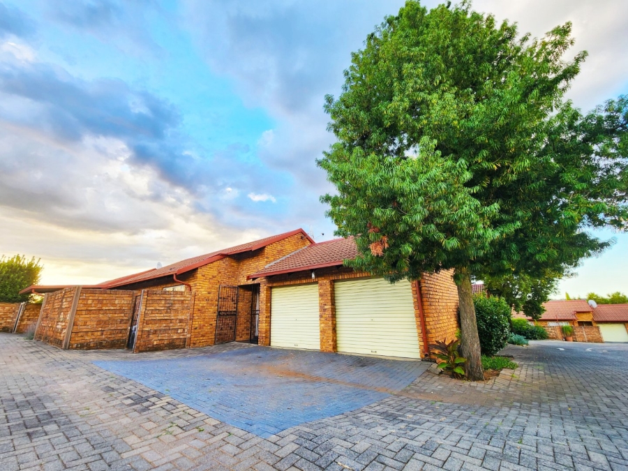 2 Bedroom Property for Sale in Eldoraigne Gauteng