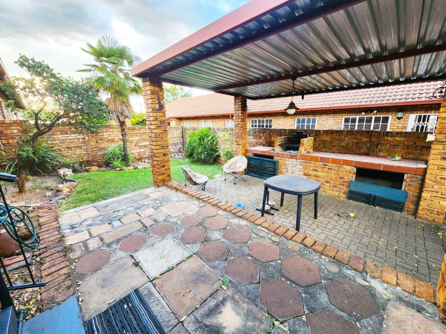 2 Bedroom Property for Sale in Eldoraigne Gauteng