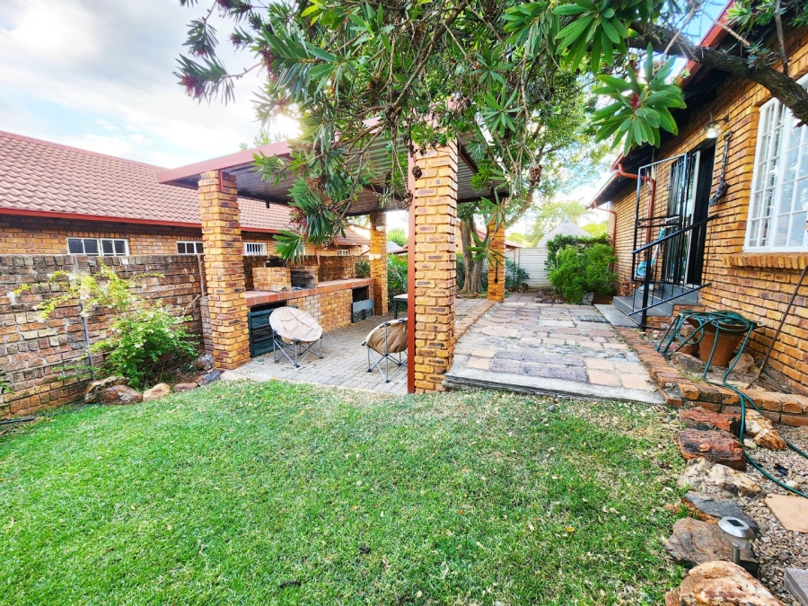 2 Bedroom Property for Sale in Eldoraigne Gauteng