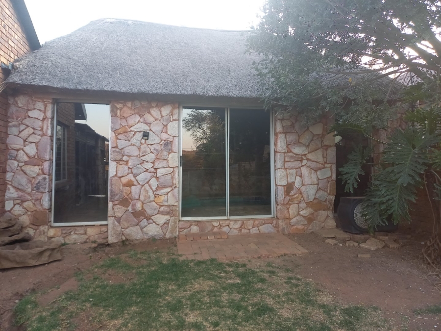 To Let 3 Bedroom Property for Rent in Overkruin Gauteng