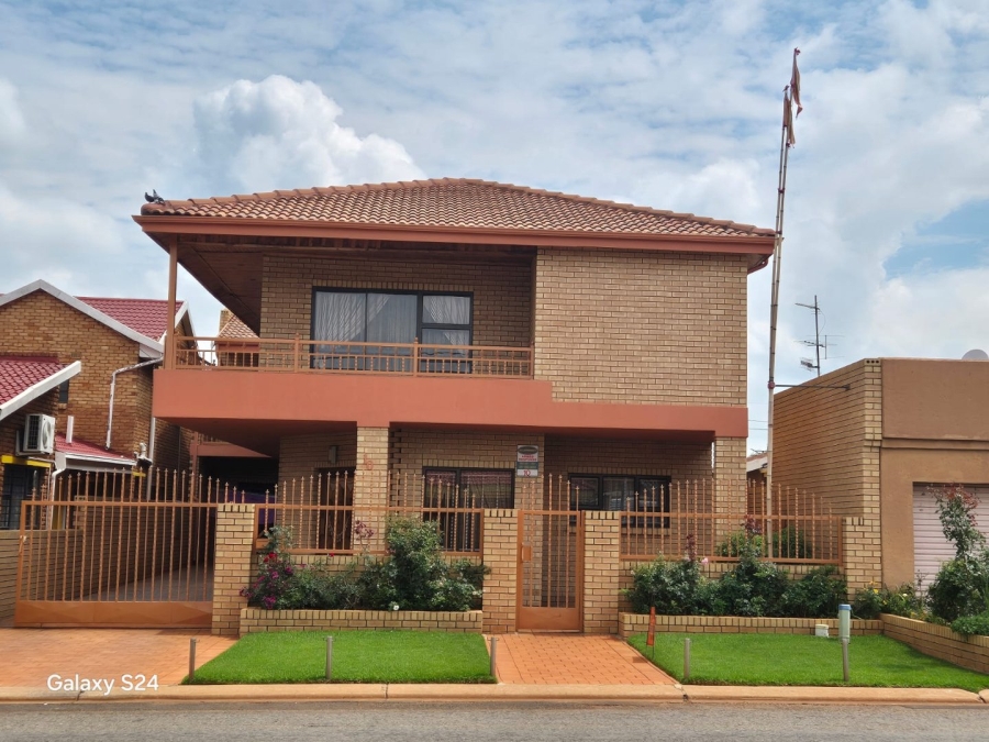 4 Bedroom Property for Sale in Lenasia Ext 6 Gauteng