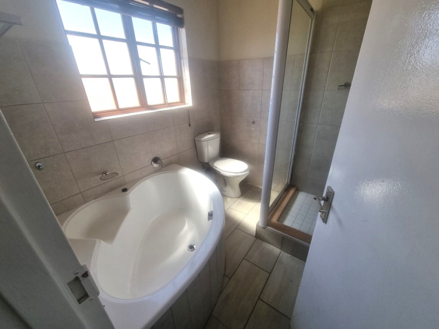 To Let 3 Bedroom Property for Rent in Broadacres Gauteng