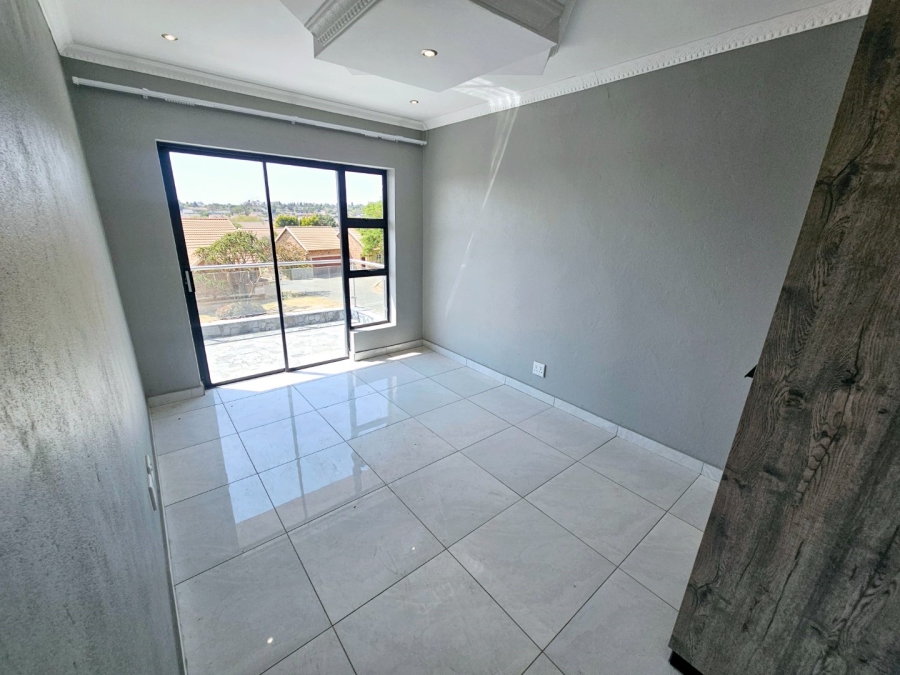 5 Bedroom Property for Sale in Kosmosdal Gauteng