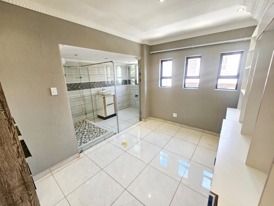 5 Bedroom Property for Sale in Kosmosdal Gauteng