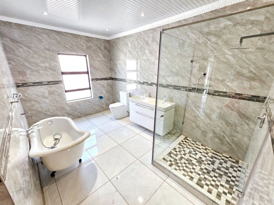 5 Bedroom Property for Sale in Kosmosdal Gauteng