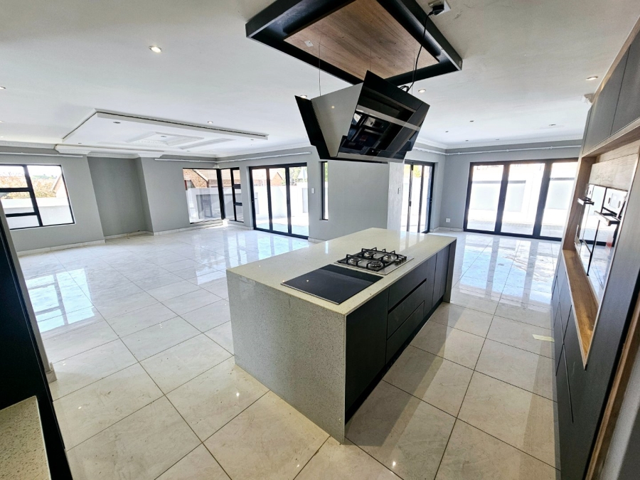 5 Bedroom Property for Sale in Kosmosdal Gauteng