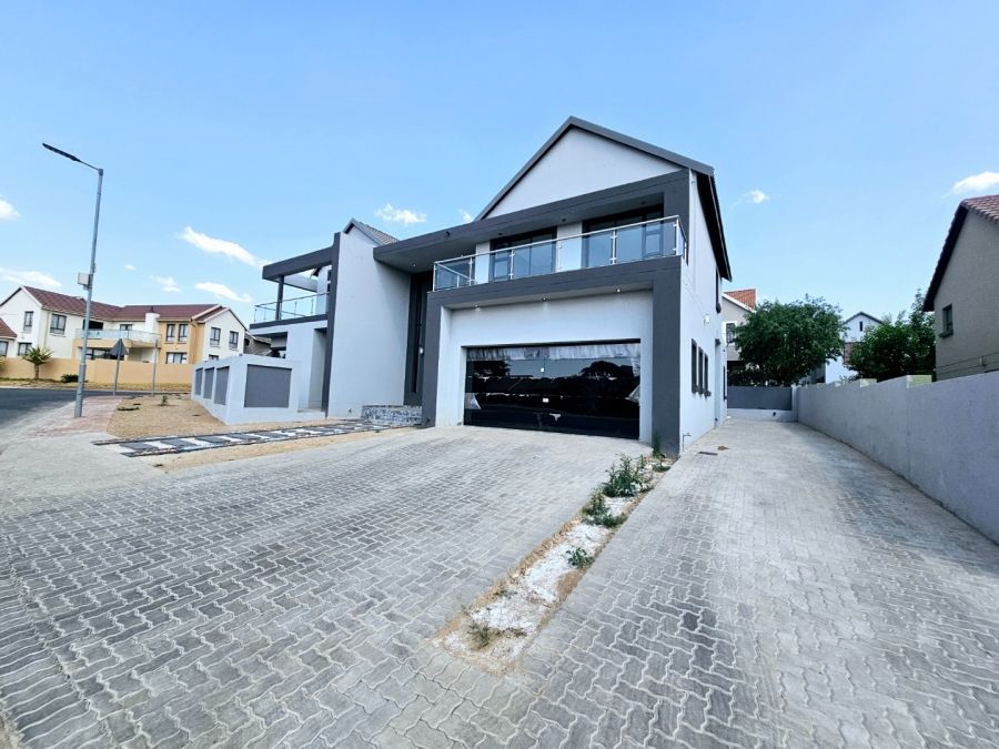 5 Bedroom Property for Sale in Kosmosdal Gauteng