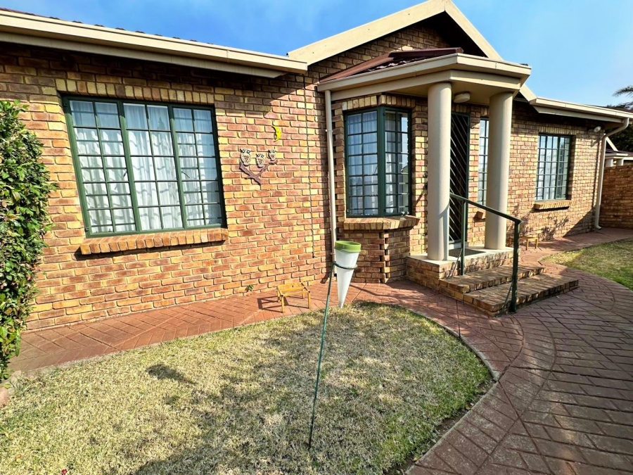 3 Bedroom Property for Sale in Die Hoewes Gauteng