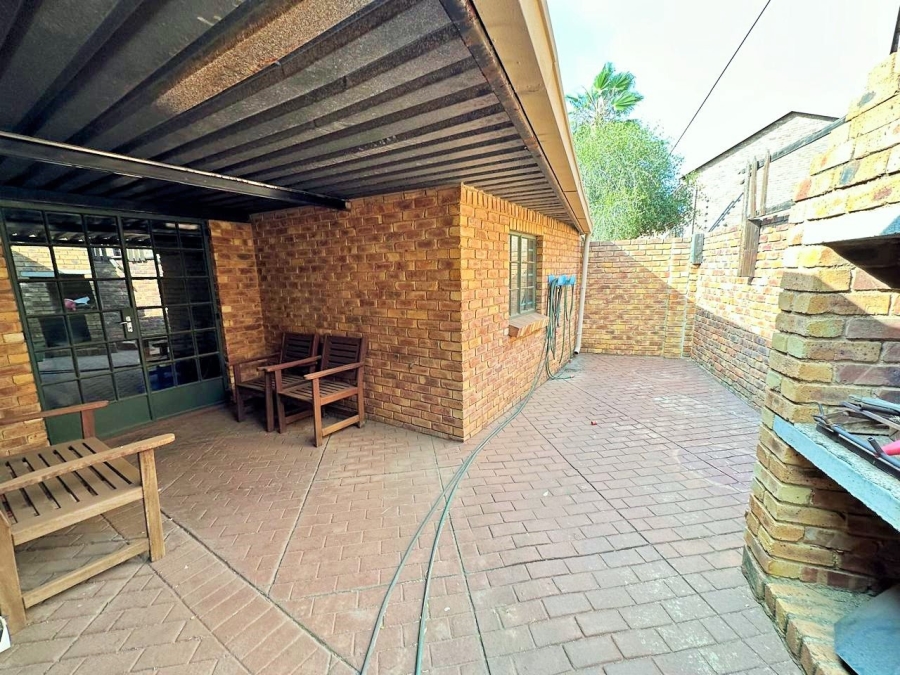 3 Bedroom Property for Sale in Die Hoewes Gauteng