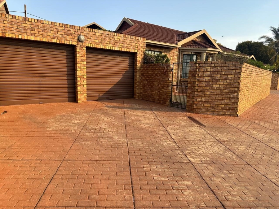 3 Bedroom Property for Sale in Die Hoewes Gauteng