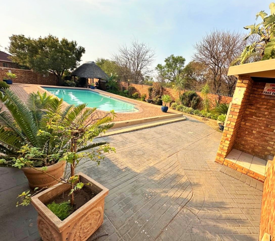 3 Bedroom Property for Sale in Die Hoewes Gauteng