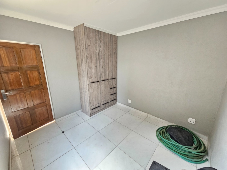 To Let 5 Bedroom Property for Rent in Kosmosdal Gauteng