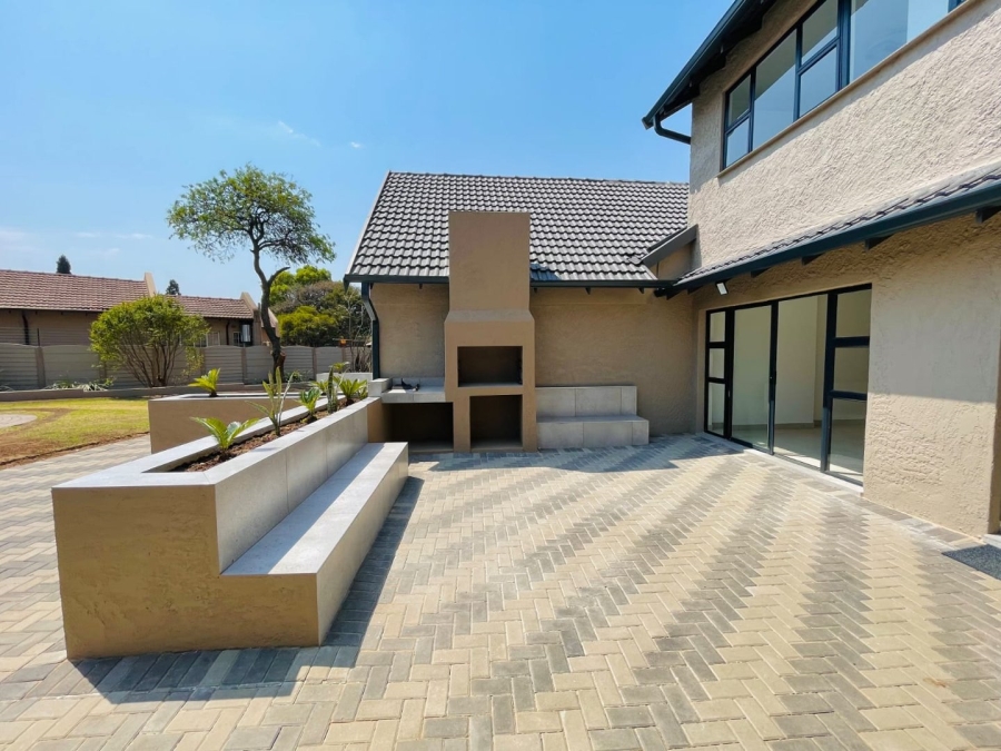 6 Bedroom Property for Sale in Brackenhurst Gauteng