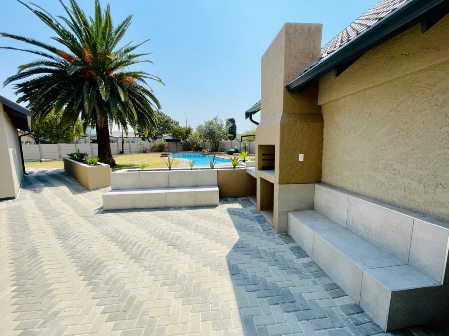 6 Bedroom Property for Sale in Brackenhurst Gauteng