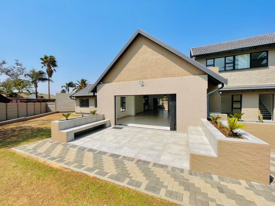 6 Bedroom Property for Sale in Brackenhurst Gauteng