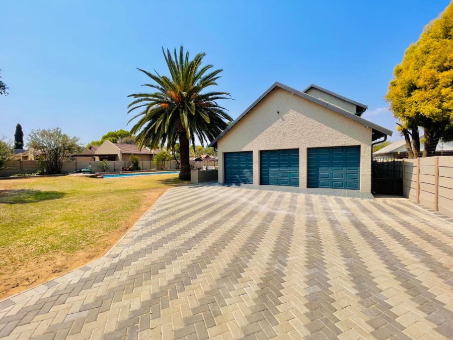 6 Bedroom Property for Sale in Brackenhurst Gauteng