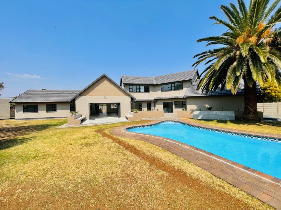 6 Bedroom Property for Sale in Brackenhurst Gauteng