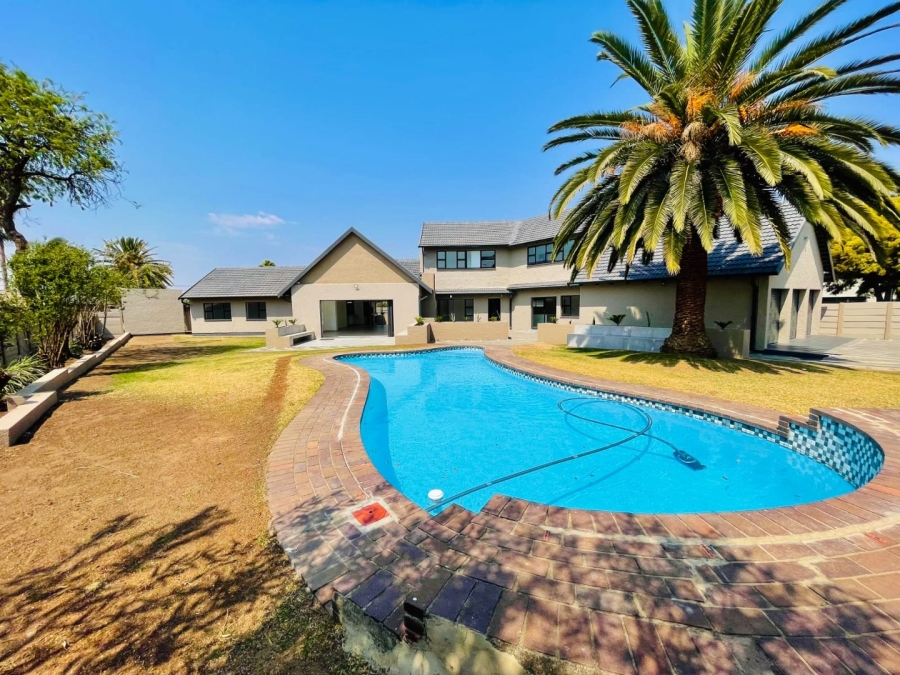 6 Bedroom Property for Sale in Brackenhurst Gauteng