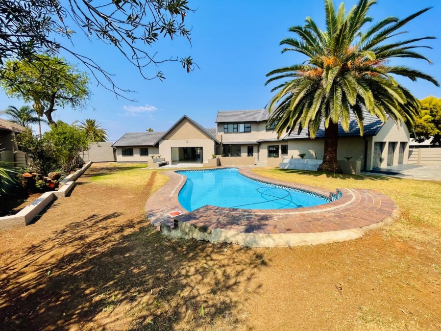 6 Bedroom Property for Sale in Brackenhurst Gauteng