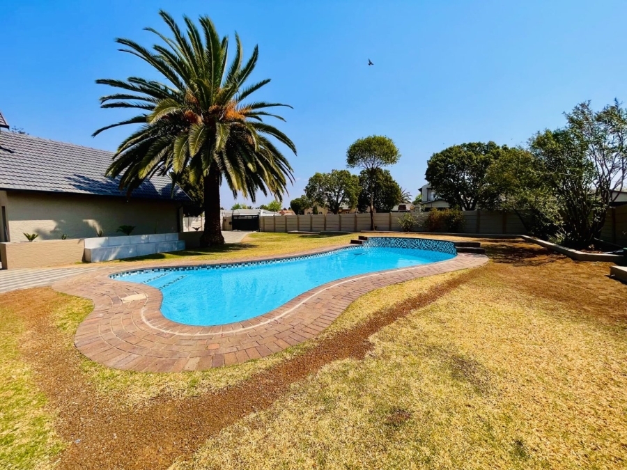 6 Bedroom Property for Sale in Brackenhurst Gauteng