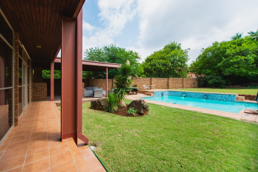 5 Bedroom Property for Sale in Faerie Glen Gauteng