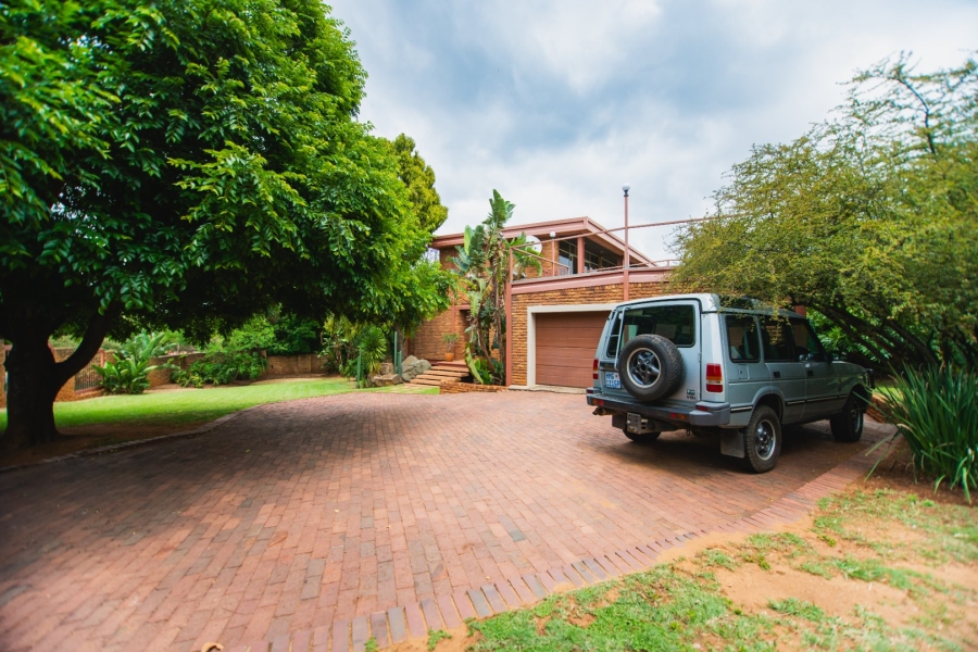 5 Bedroom Property for Sale in Faerie Glen Gauteng