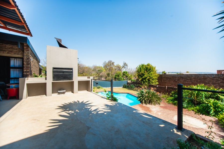 4 Bedroom Property for Sale in Faerie Glen Gauteng