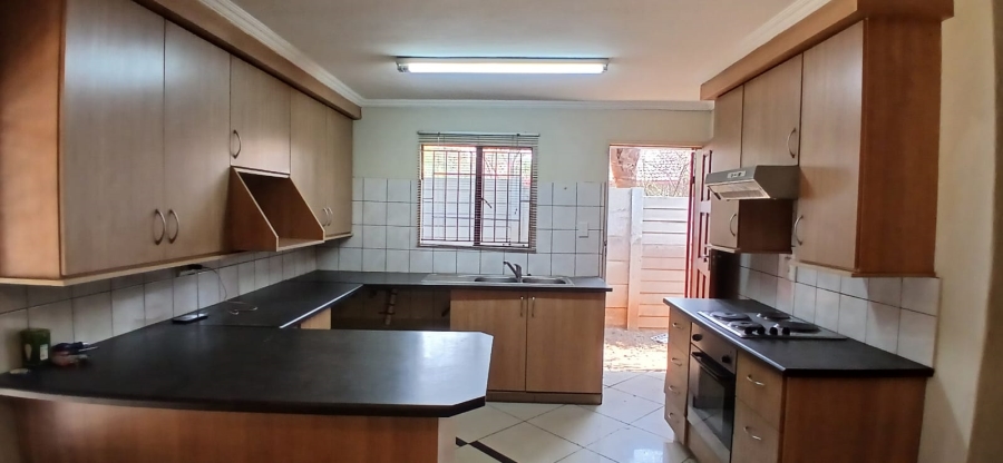 To Let 3 Bedroom Property for Rent in Heuweloord Gauteng