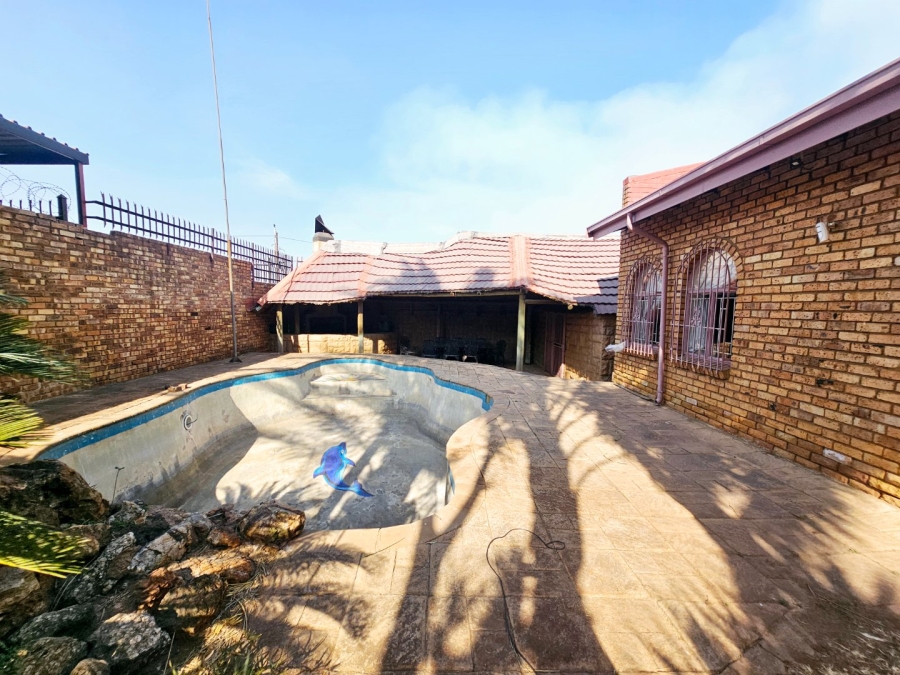 4 Bedroom Property for Sale in Erasmia Gauteng