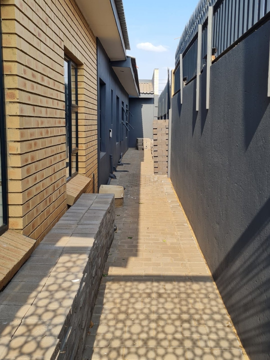 Commercial Property for Sale in Lenasia Ext 5 Gauteng